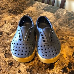 Native Jefferson shoes navy tan size 10